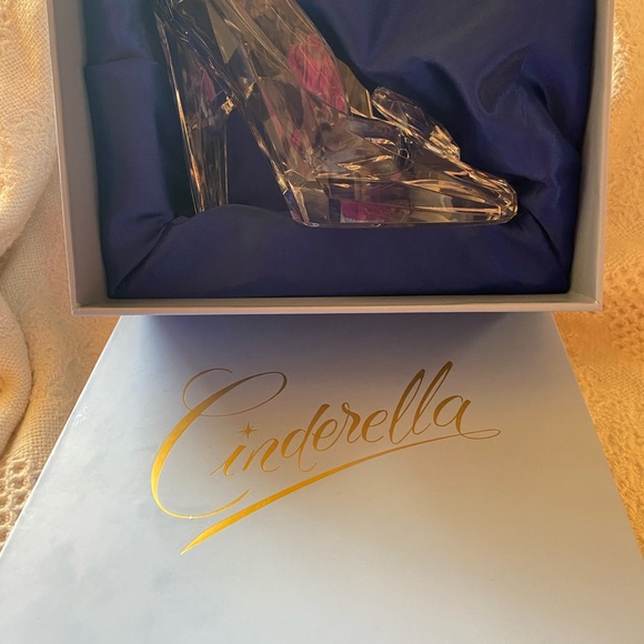 Cinderella Glass Slipper Brush Storage - Picture 4 of 6